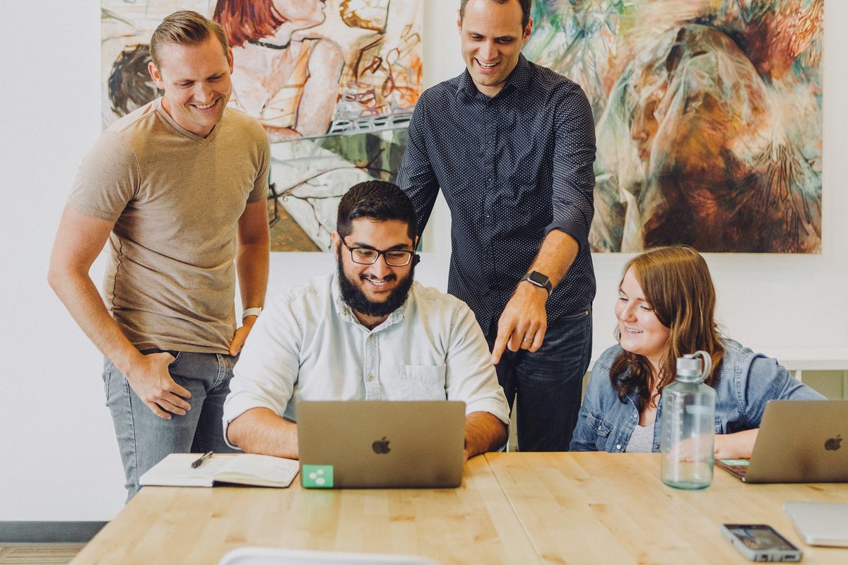 ONNA GmbH team in conversation at the workplace