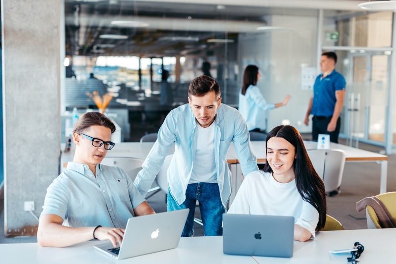 Team arbeitet gemeinsam an einem Tisch