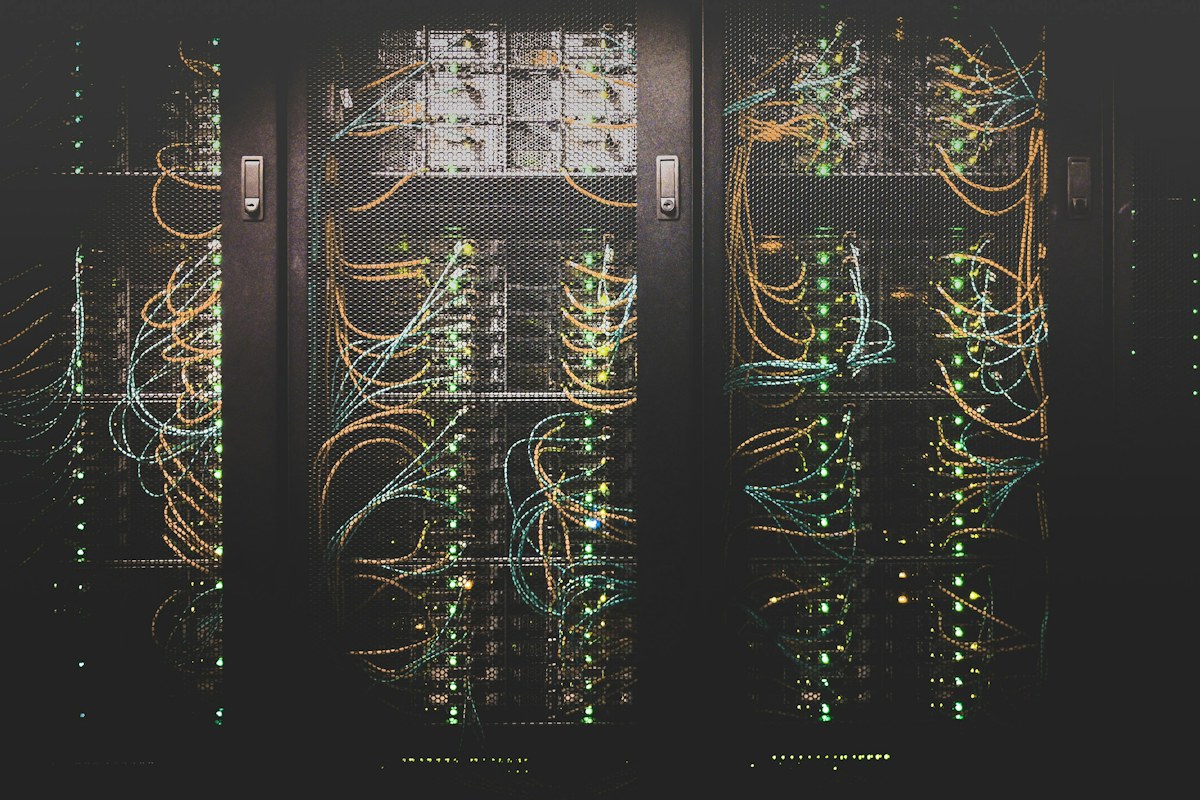 Serverschränke mit Netzwerkverkabelung in einem Rechenzentrum