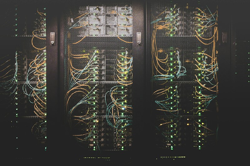 Serverschränke mit Netzwerkverkabelung in einem Rechenzentrum