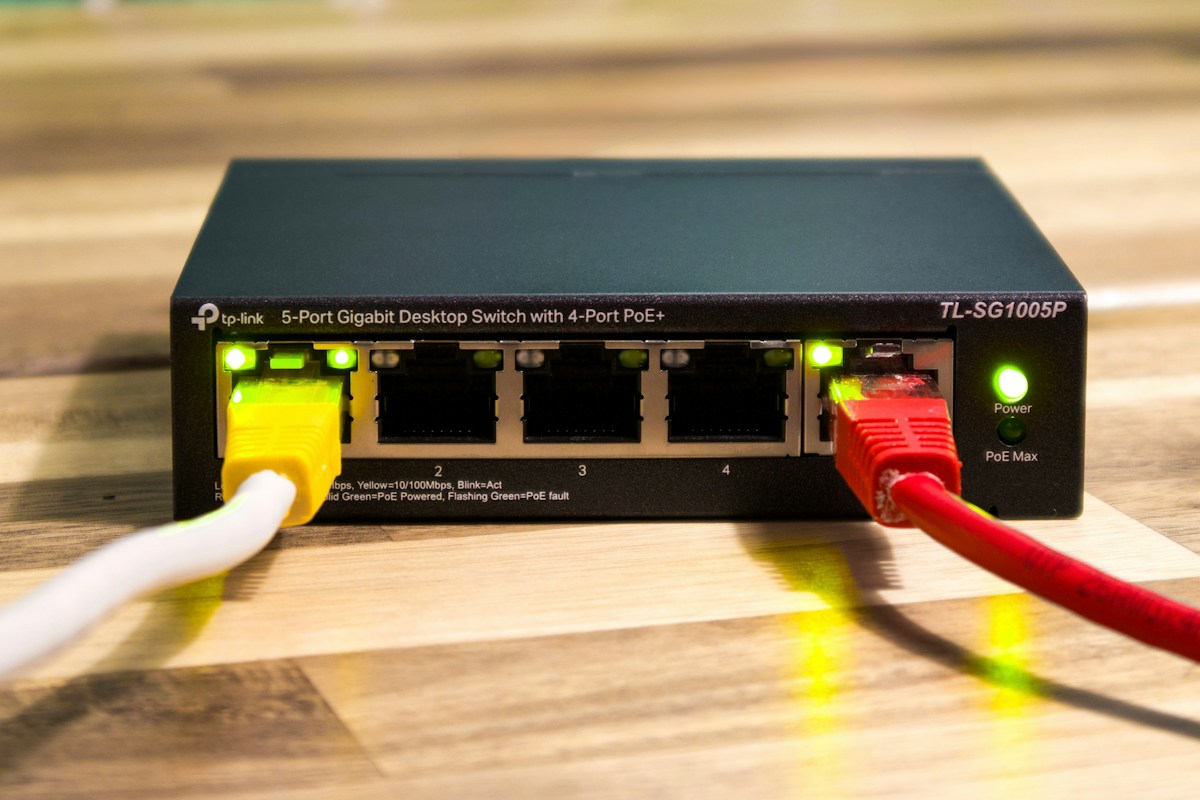 Netzwerk-Switch mit angeschlossenen Ethernet-Kabeln