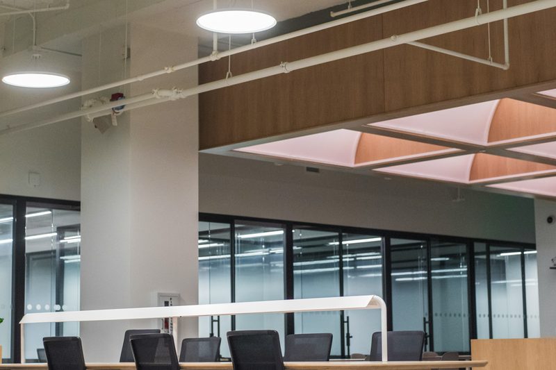 Helles, modernes Büro mit Arbeitsplätzen